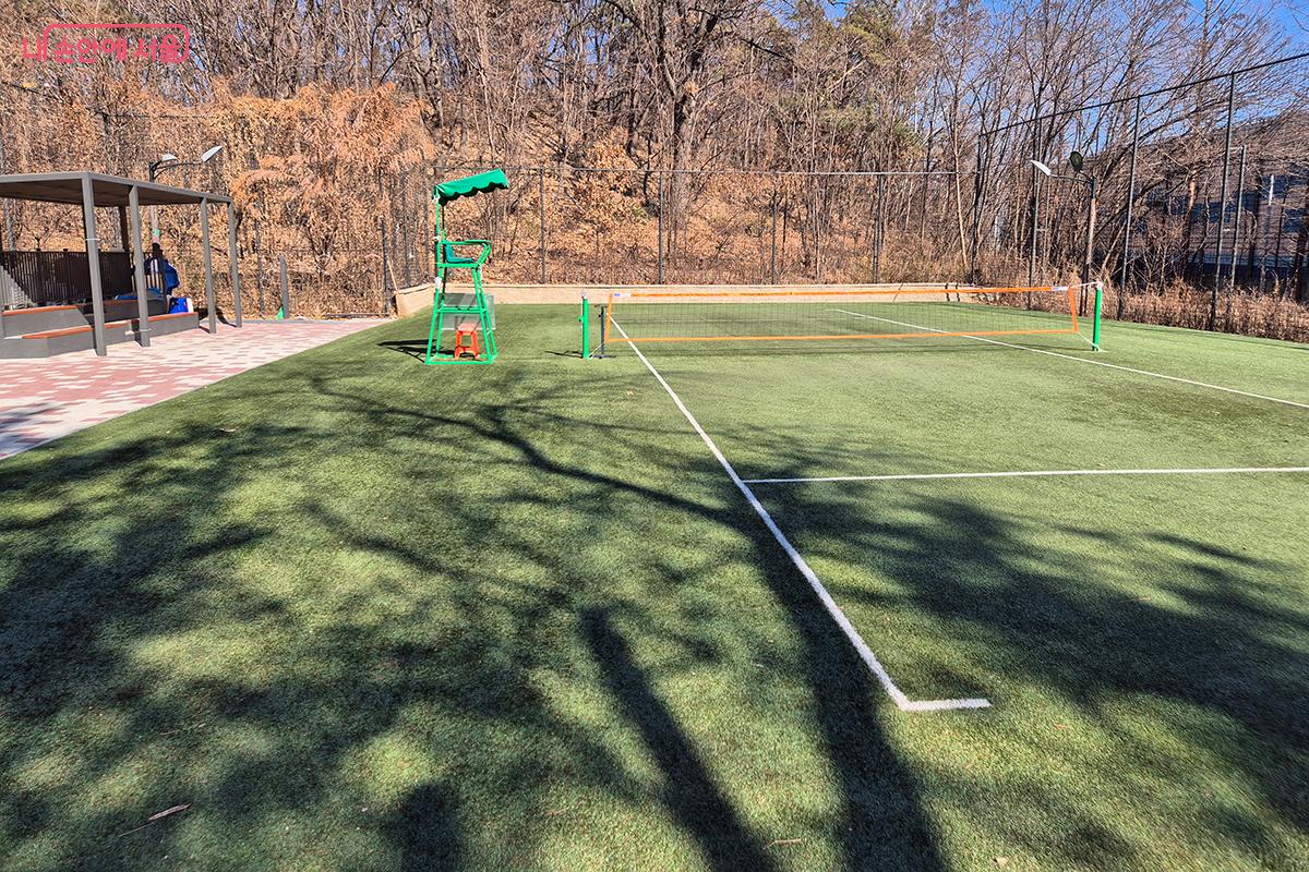 산책로 안에 자리잡은 족구장과 게이트볼 운동장 등은 이 코스의 숨은 매력이다. &copy;정향선
