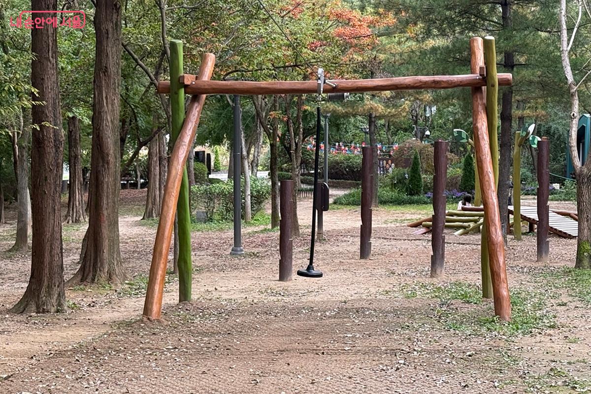 아이들이 가장 좋아하는 &lsquo;짚라인 놀이대&rsquo; &copy;임윤아