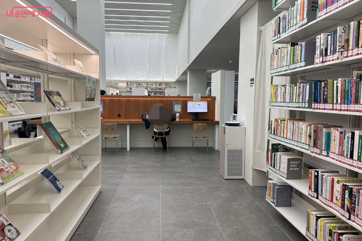  깔끔한 인테리어에 조용하고 안정적인 분위기다. &copy;김재형