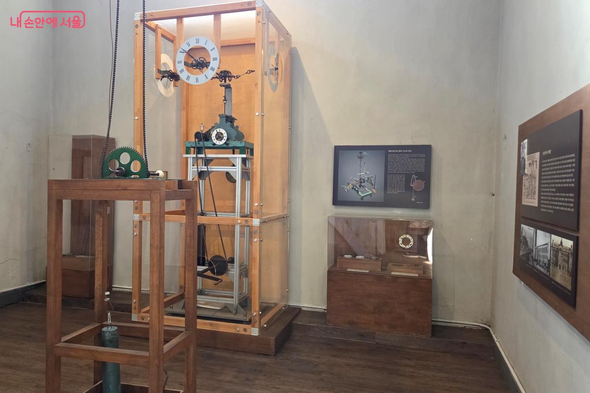 1908년에 설치되었던 기계식 탑시계를 복원해 전시했다. ⓒ김미선