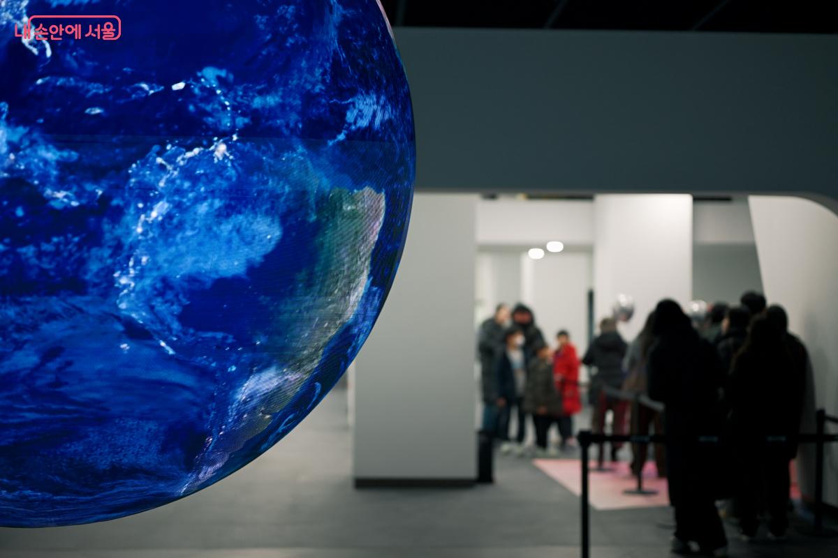 2관에서 볼 수 있는, 지구본 형태의 인터액션 조형물