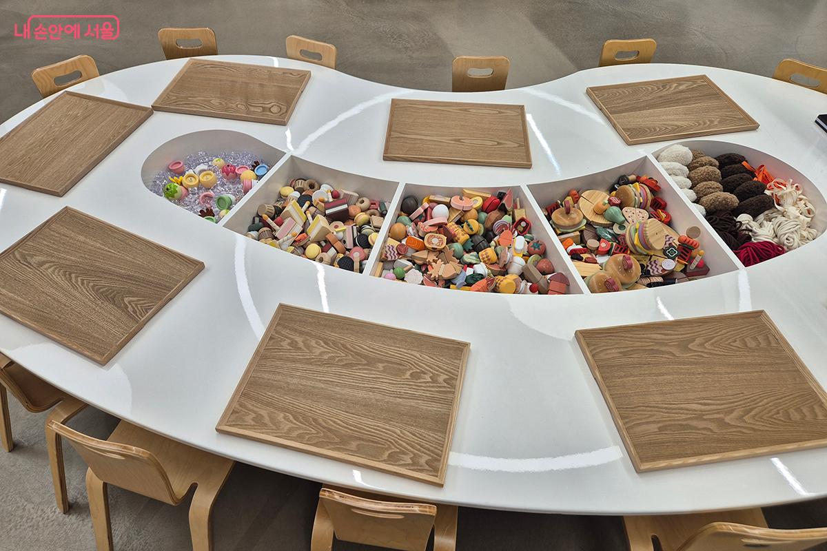 체험 테이블에는 참가자들의 체험 활동을 위해 나무, 실, 바늘 등 다양한 소품이 마련되어 있다. &copy;백승훈