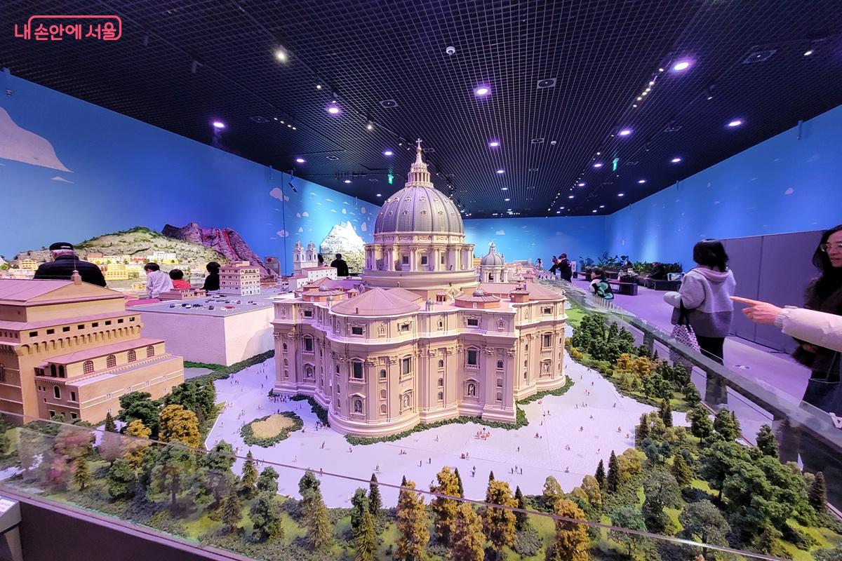이탈리아관의 중심에 자리한 성베드로 대성당 모형 &copy;조연