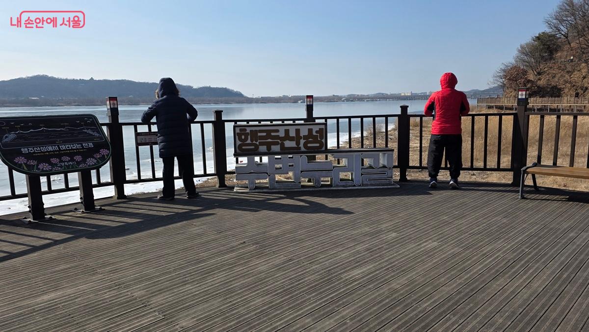 행주산성 수변누리길 쉼터에서 조망을 즐기는 탐방객들 ⓒ최용수
