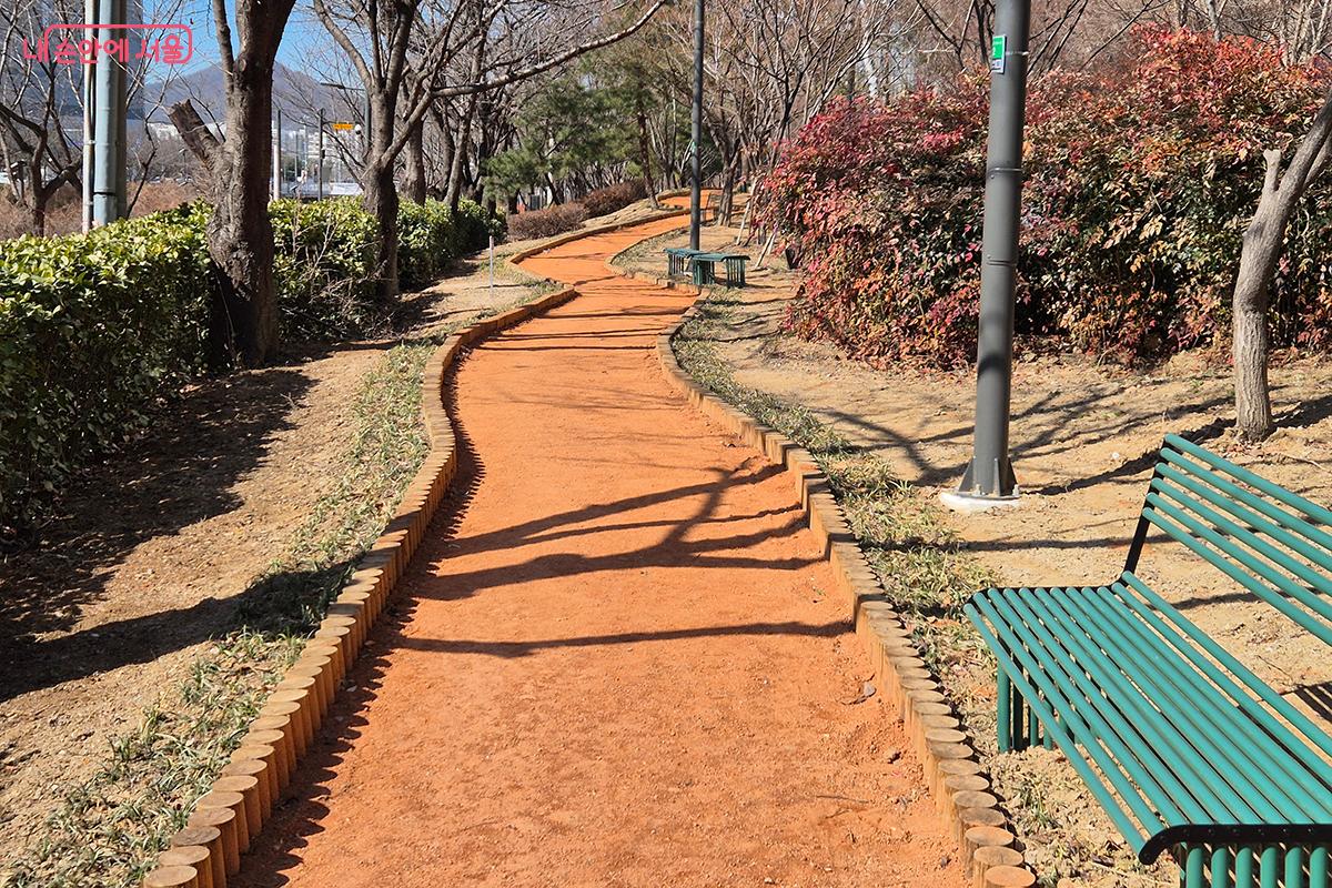 &lsquo;황톳길&rsquo;을 걸을 때에는 자연의 숨결을 느끼는 듯한 진솔한 행복감이 밀려온다. &copy;정향선