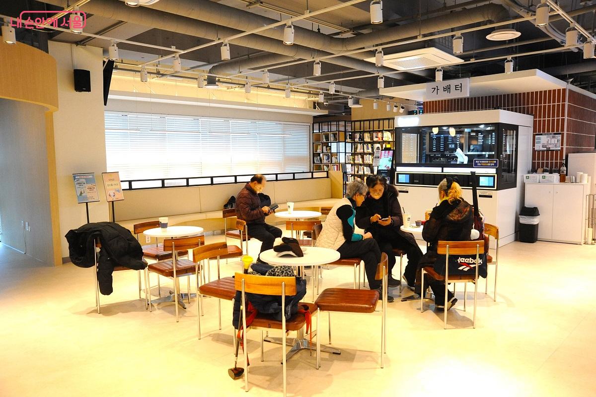 무료로 차와 음료가 제공되는 ‘가배터’는 커뮤니티존이 된다. ©조수봉