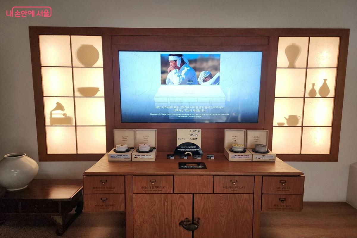 서랍 속 DV테이프를 올리면, 영상이 재생된다. ©김윤화