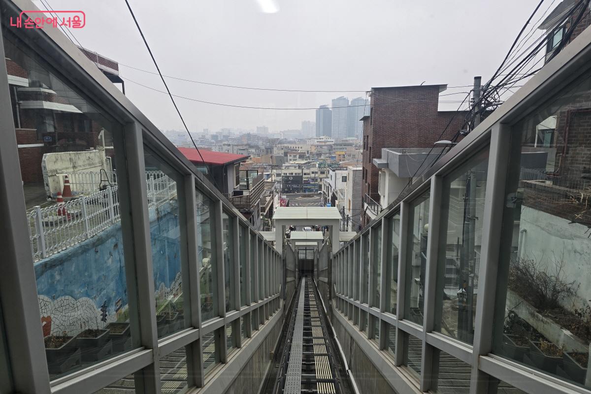 위에서 내려다본 108계단 경사형 승강기 &copy;조수연