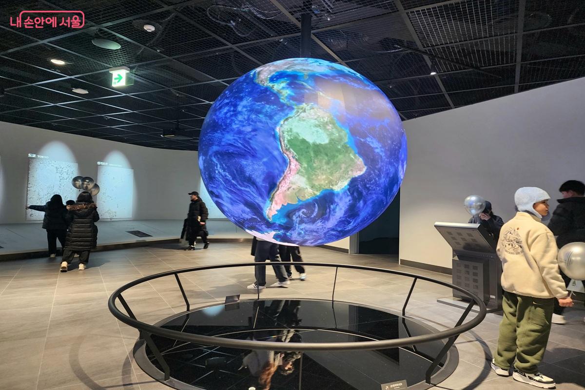 2m 지구 모양의 대형 스피어 ⓒ김윤화