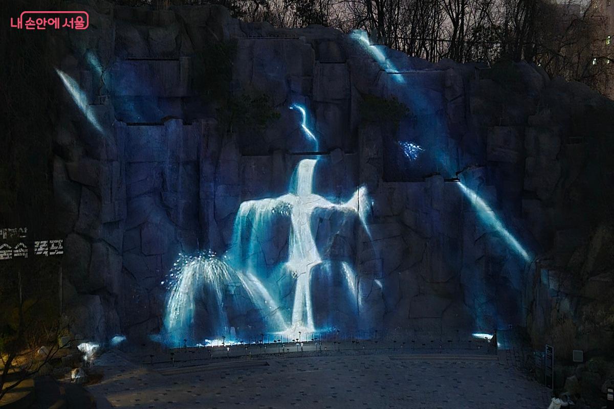 폭포의 물을 춤추는 사람으로 표현한 재미있는 화면 &copy;조현정