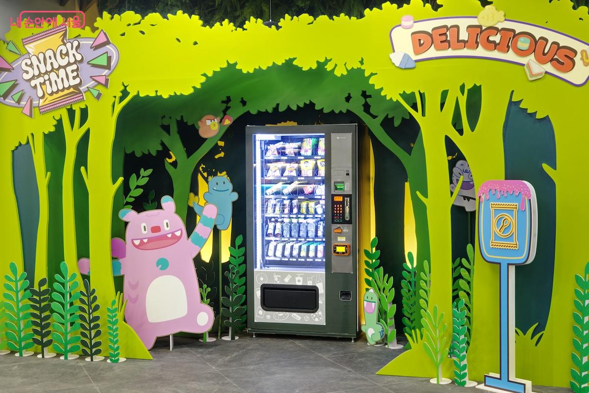 간식을 먹을 수 있는 자판기가 설치 되어 있어 테마파크 같은 느낌도 든다