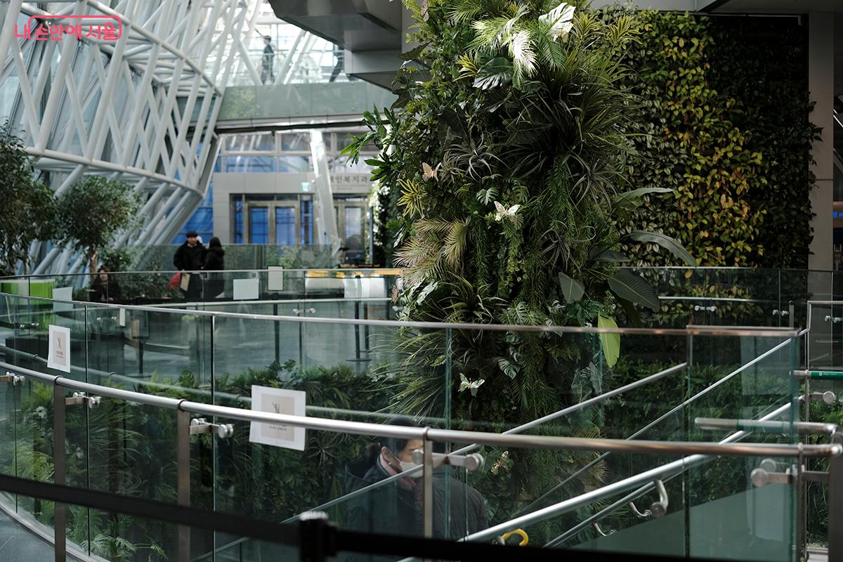 지하 공간으로 연결되는 &lsquo;돌음계단&rsquo;을 통해 &lsquo;내 친구 서울 서울갤러리&rsquo;로 갈 수 있다. &copy;김아름