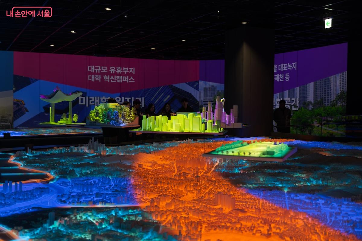 화려한 조명과 함께 관람하는 재미가 많았던 내친구서울관