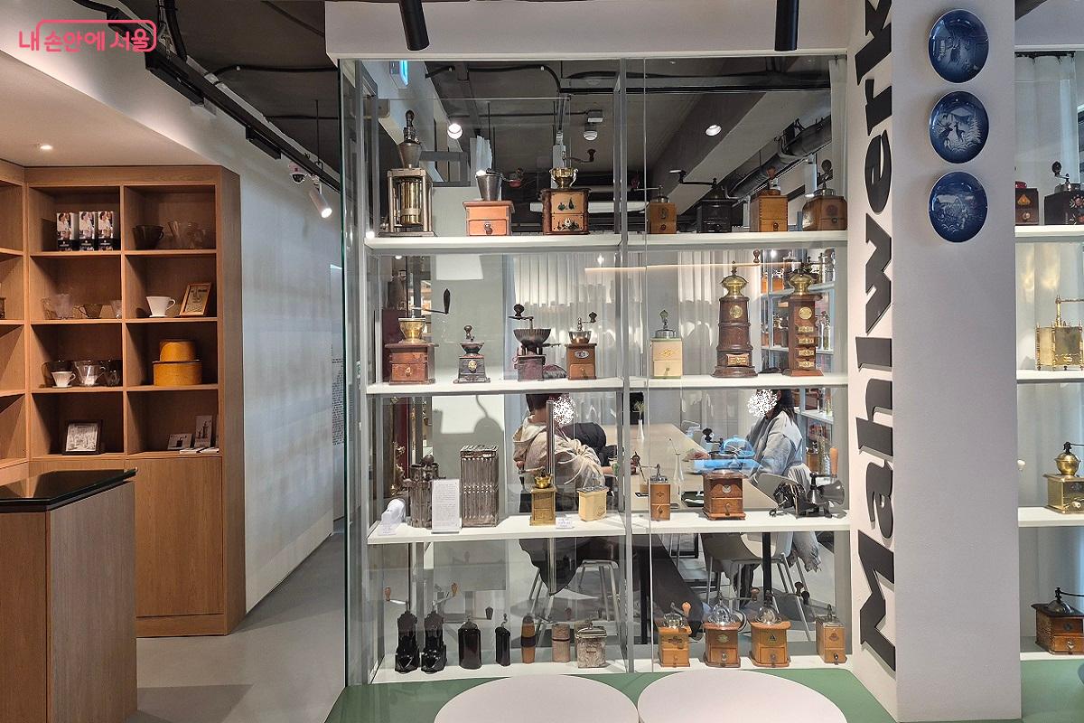 커피 향과 함께 다양한 커피 그라인더를 만날 수 있는 &lsquo;말베르크&rsquo; &copy;권수진