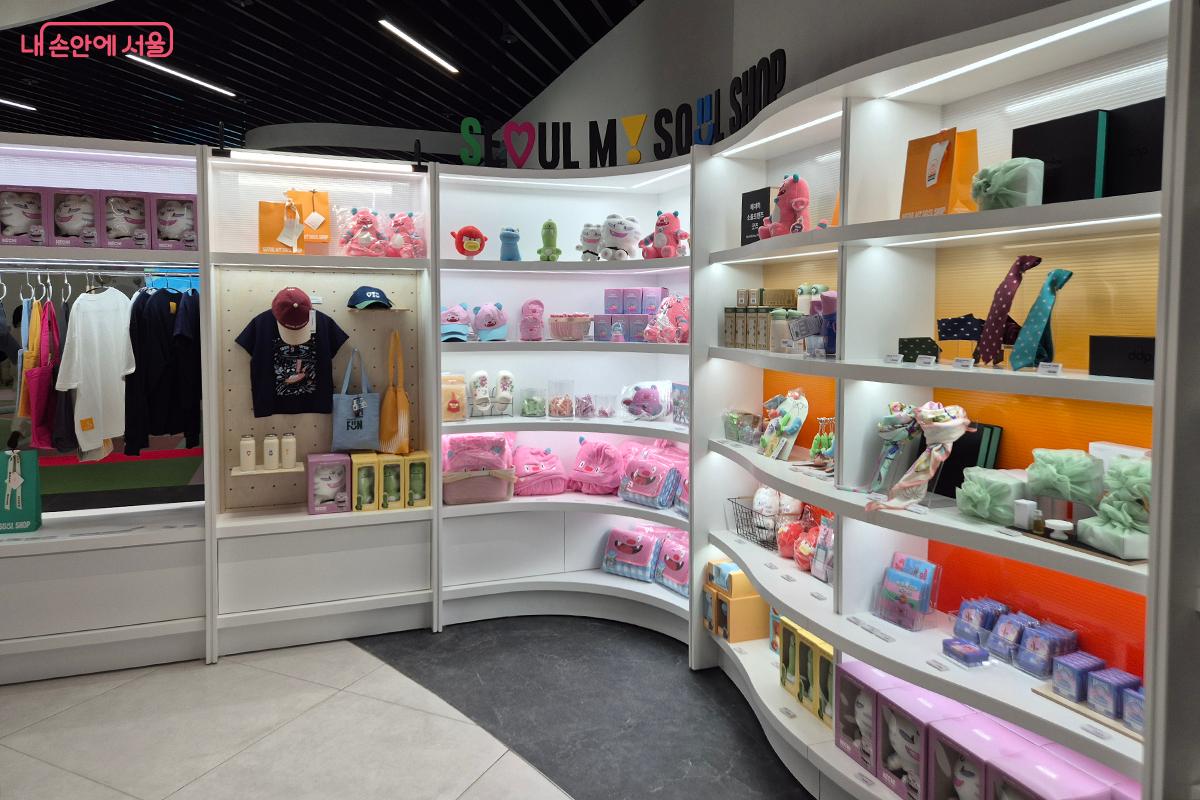 해치와 친구들 굿즈는 물론 가방, 티셔츠, 액세서리 등 다양한 서울시 관련 상품들을 판매한다. &copy;이혜숙