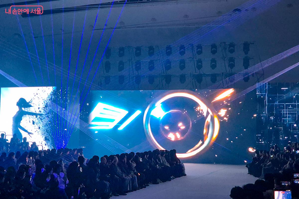 약 750석 규모의 런웨이와 10개의 대형 LED 패널로 이루어진 DDP 아트홀 1관의 모습 &copy;이혜숙