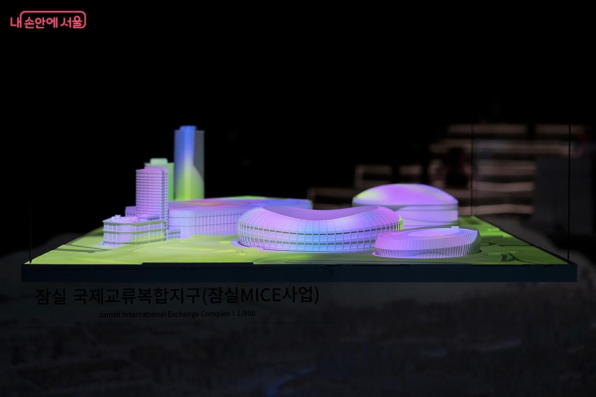 머지 않아 실현될 대규모 도시 개발 프로젝트 '잠실국제교류복합지구(MICE)' 건축 모형 &copy;김아름
