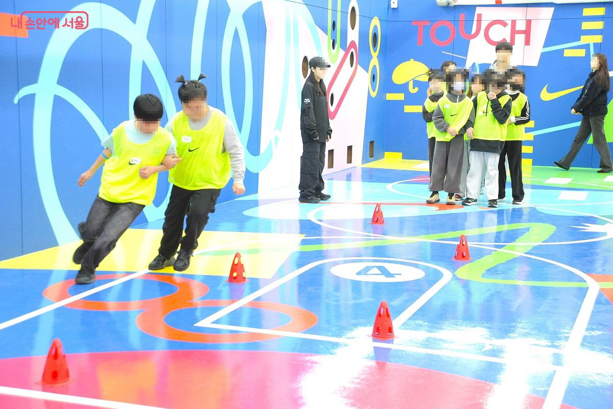 플레이존에서 보조 기구를 이용한 활동이 진행 중이다. &copy;조수봉