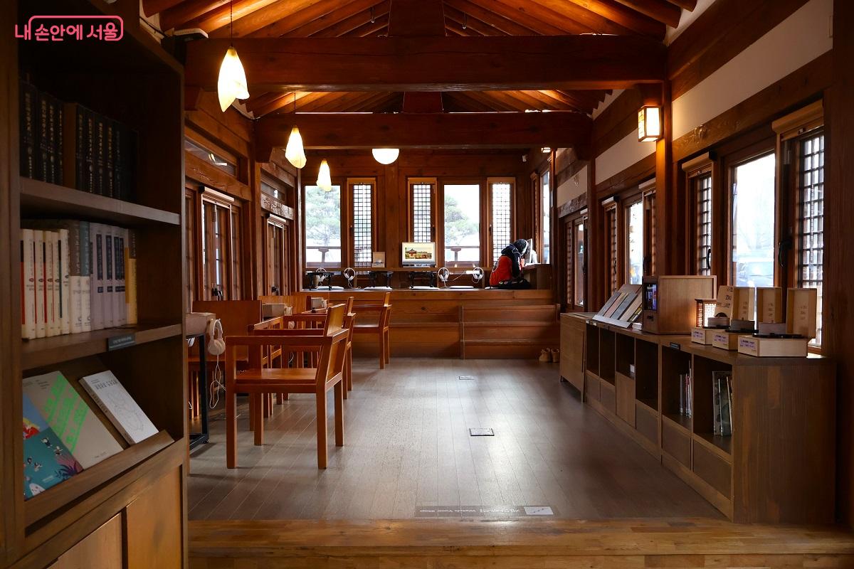 한옥 공간 &lsquo;누마루&rsquo;는 팔도 민요를 감상하며 휴식과 사색을 즐기는 체험 공간이다. &copy;김대진 