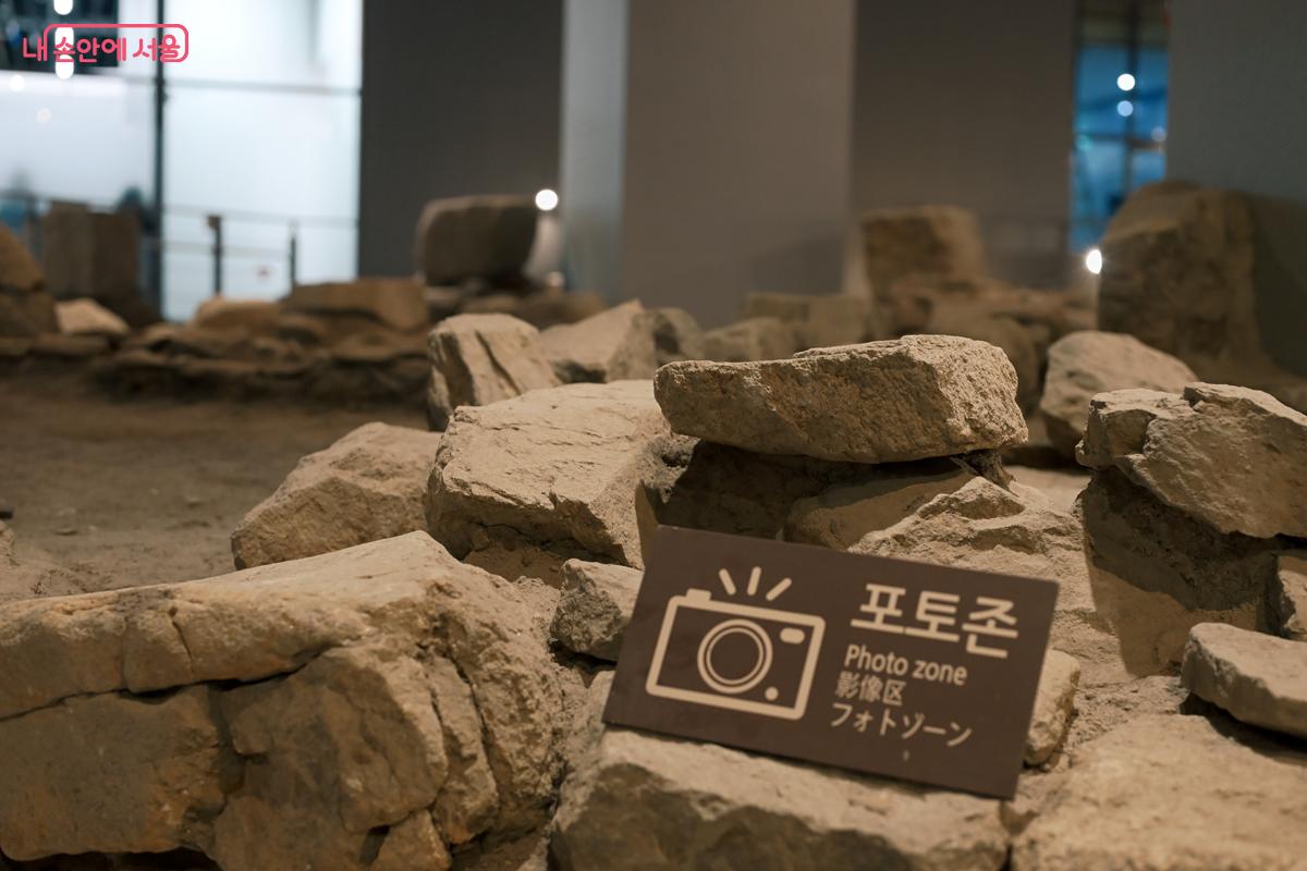 군기시유적전시실 기단 포토존 ⓒ한솔