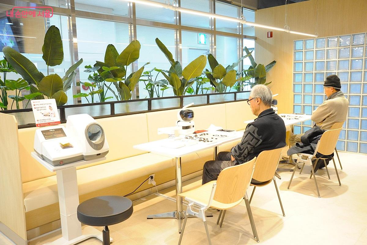 AI 로봇과 바둑 한판 중인 어르신들 ©조수봉