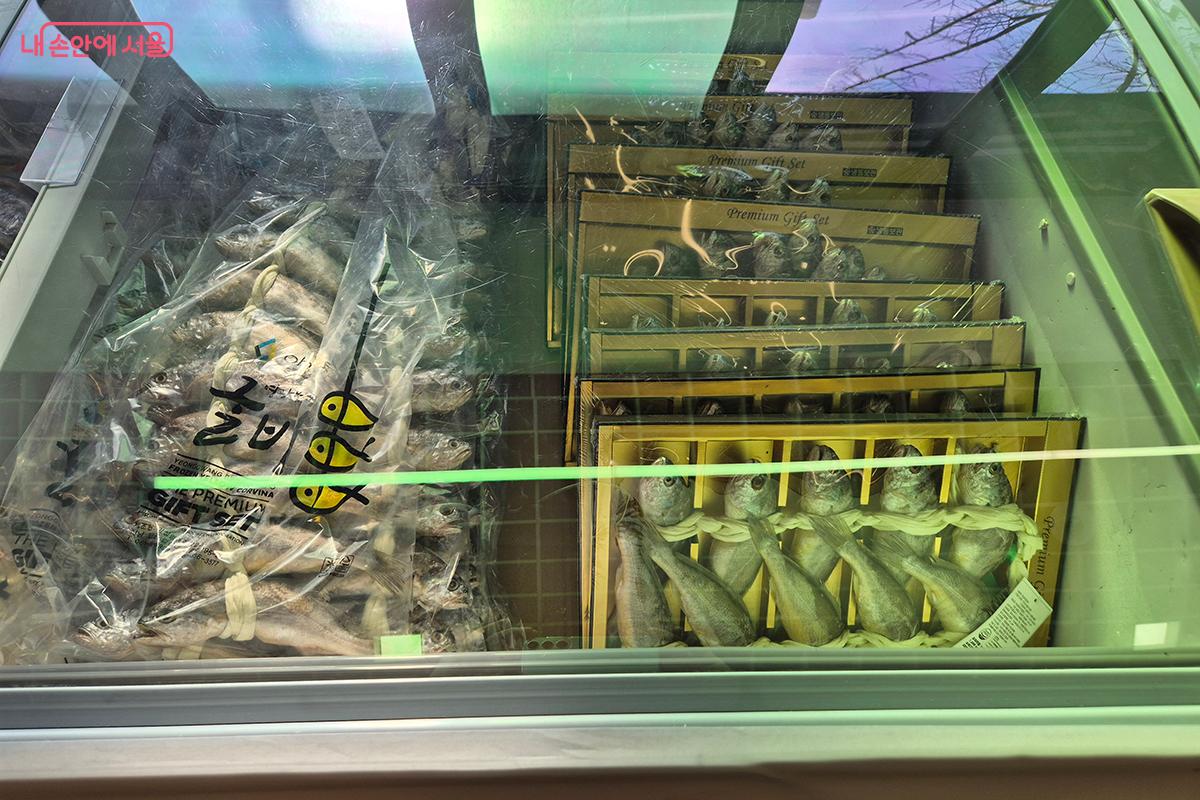 판매 당일 올라온 신선한 굴비가 소비자들의 선택을 기다리고 있다. &copy;이혜숙