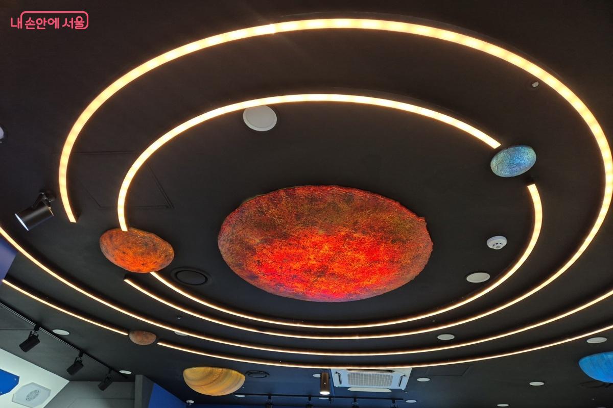 1층 전시 천장의 태양계 모형입니다