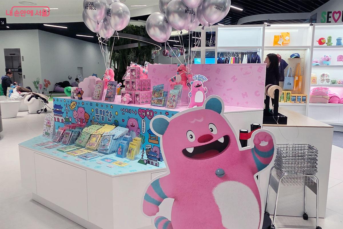 다양한 상품들을 판매하고 있는 굿즈샵 ©이다현