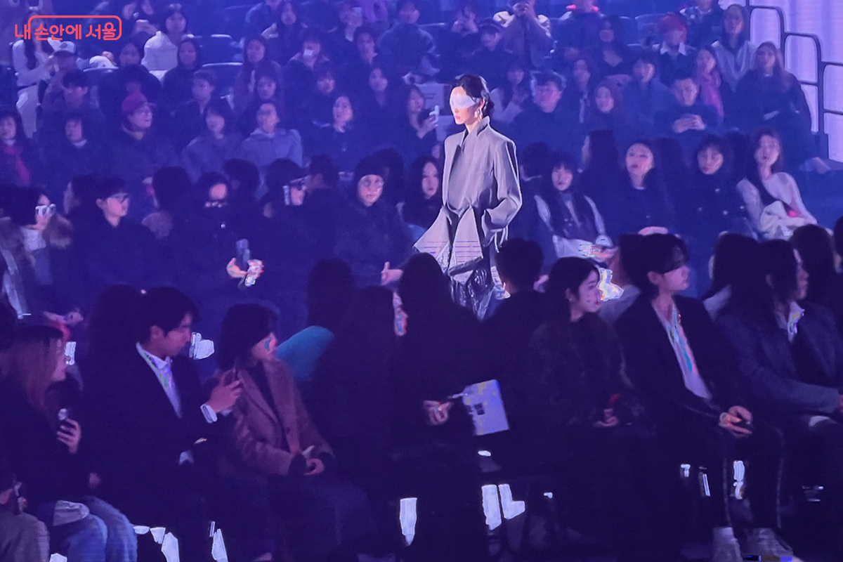 DDP 어울림광장에 설치된 대형 스크린에서 바라본 '2026 F/W 서울패션위크' 런웨이 &copy;김경선