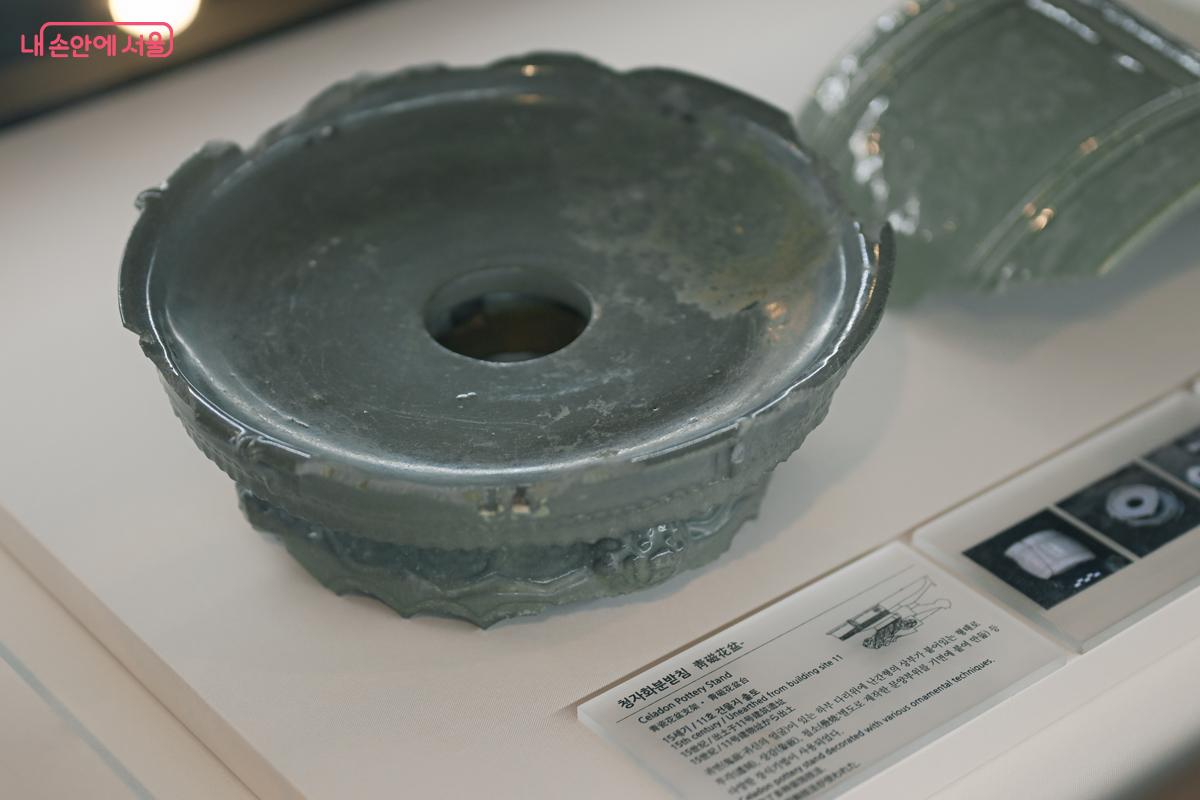 과거에 사용된 도자기나 그릇 등을 전시해놓았다.