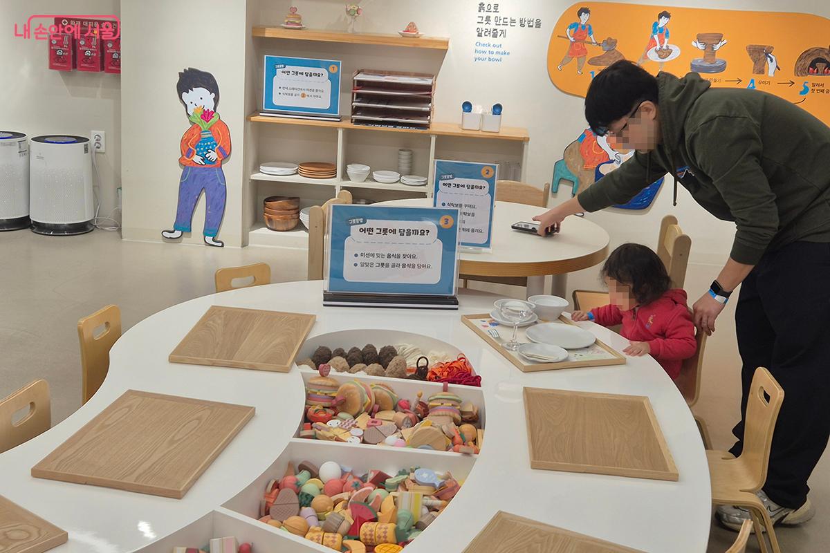 아이들은 도구를 만지고 재료를 고르며 ‘꼬마 공예인’이 되어본다.