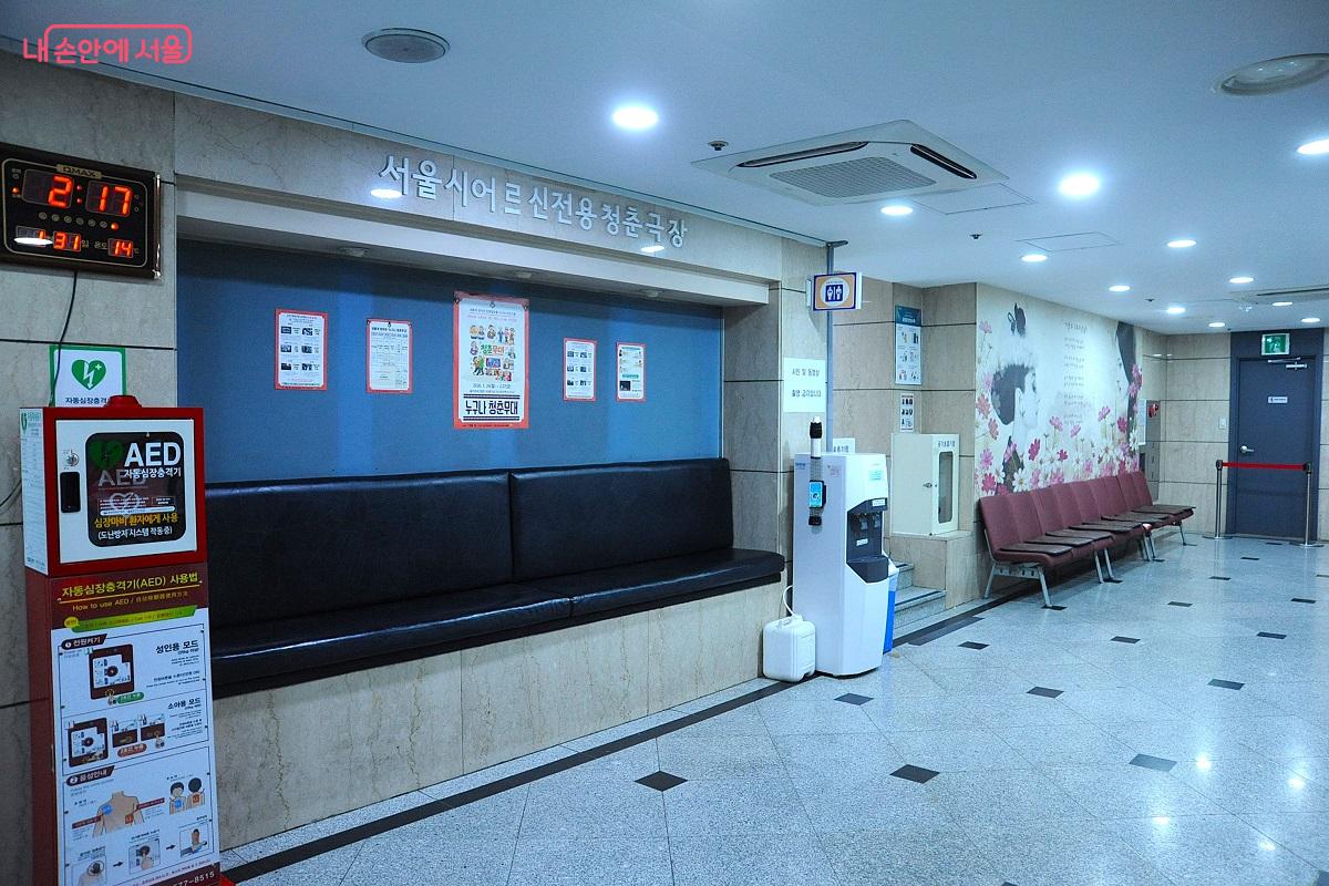 각종 편의 시설이 설치된 상영관 앞 로비 ©조수봉