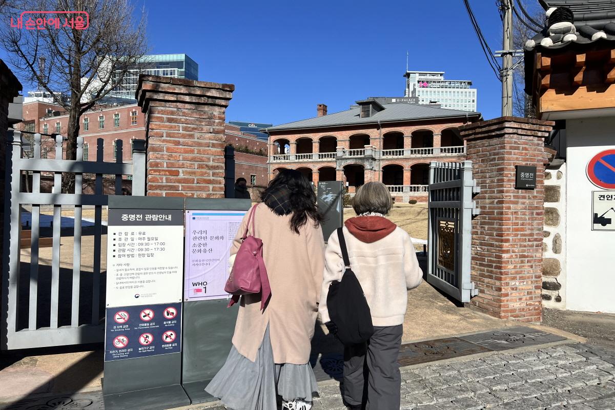 중명전. 다른 곳에서 진행하는 해설에 비해 더 폭넓게 많이 들을 수 있어 좋다. ⓒ박지영