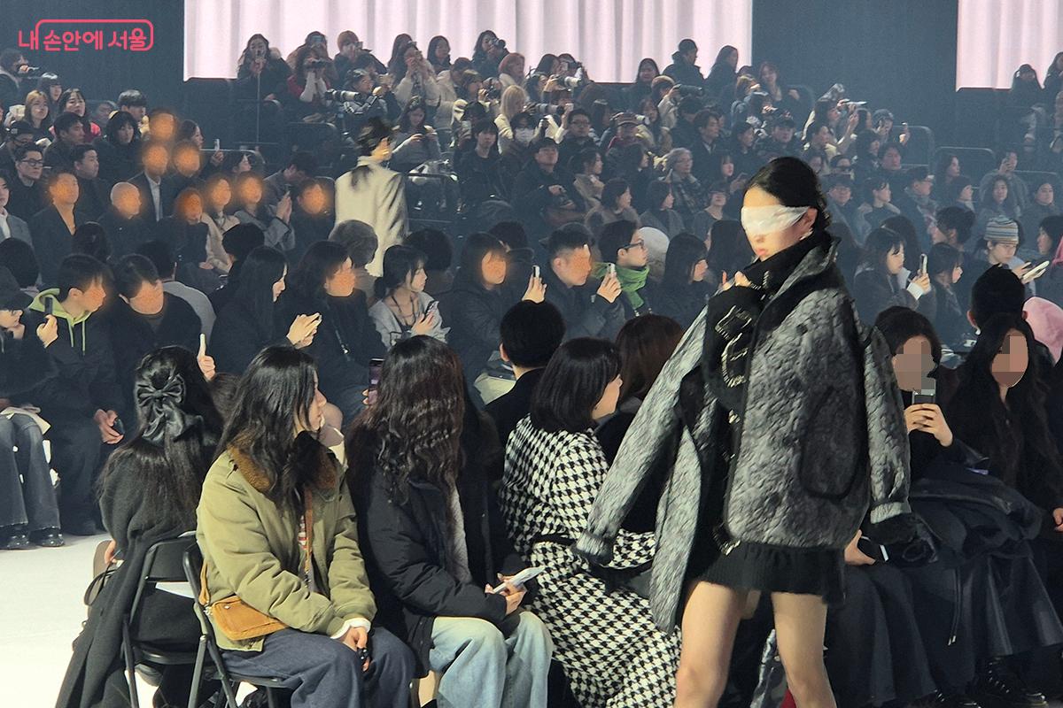 한현민 디자이너의 &lsquo;낯설게 하기&rsquo; 철학으로 재해석한 세련된 밀리터리 무대가 펼쳐졌다. &copy;백승훈