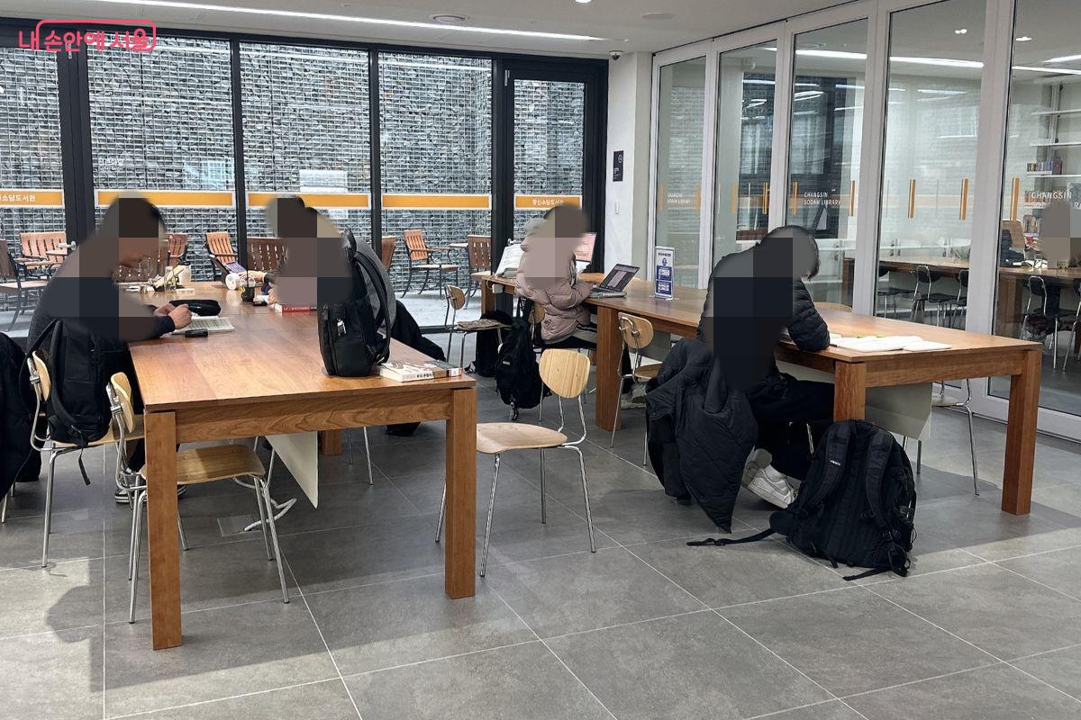 시민들이 노트북 등을 이용하고 있다. &copy;김재형