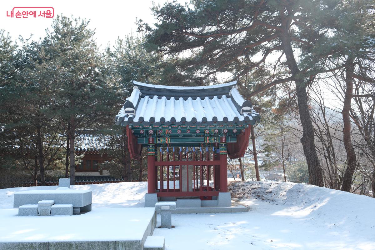 조선 제9대 임금 성종의 후궁 숙용 심씨의 묘표와 묘비 환원 기념비 &copy;박우영