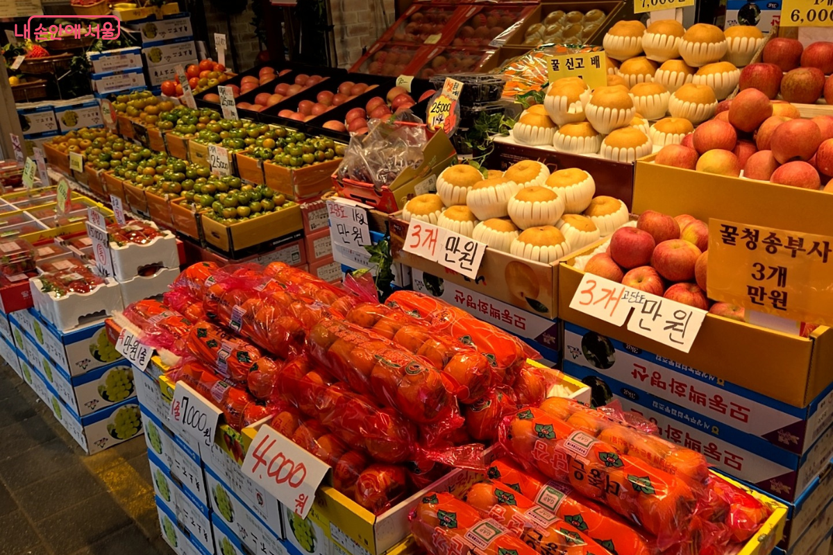 과일이 진열되어 있는 청량리 전통시장 과일 가게 모습 &copy;김승아