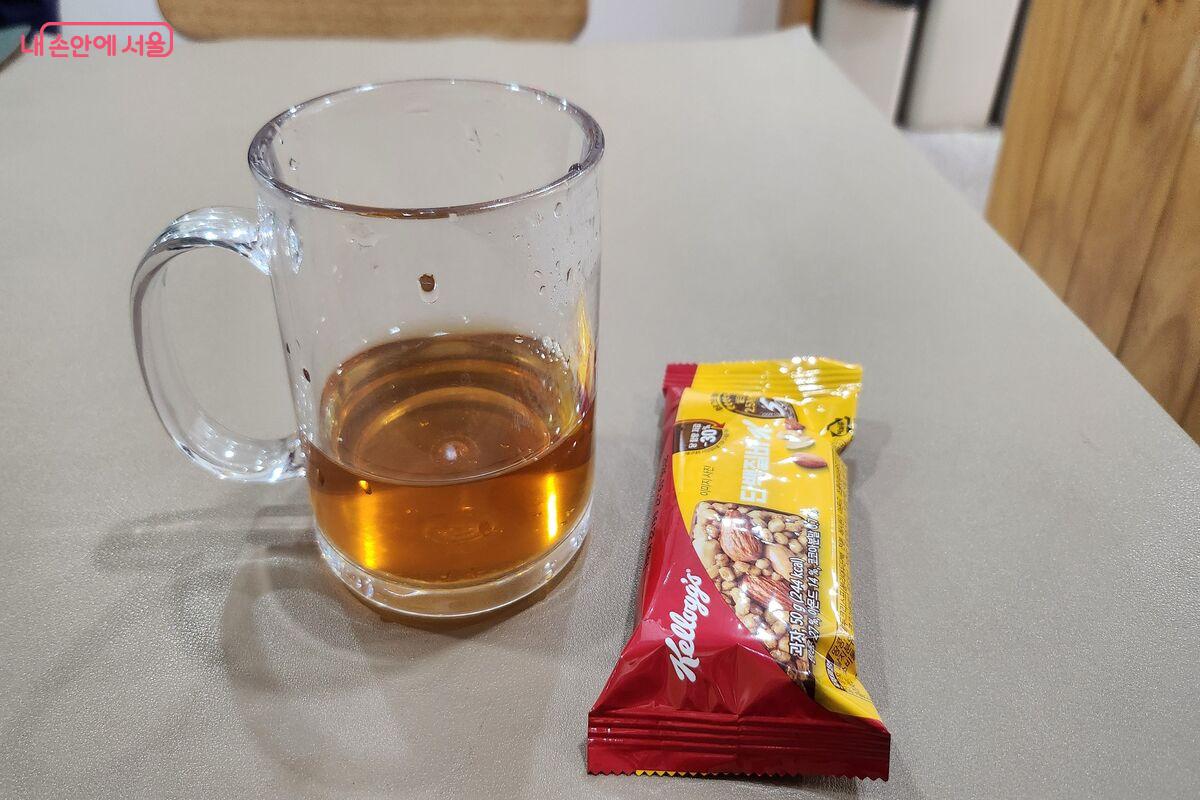 아이스티와 간식 &copy;장지영