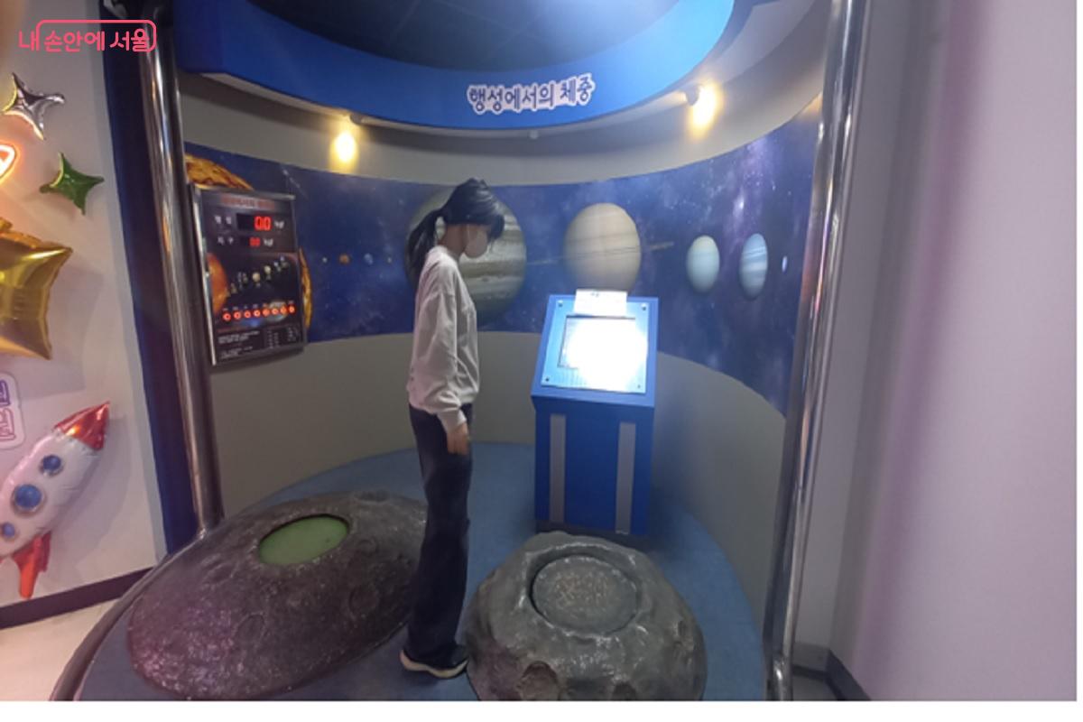 행성에서의 체중을 저울에 재보고 있다. ⓒ박유진