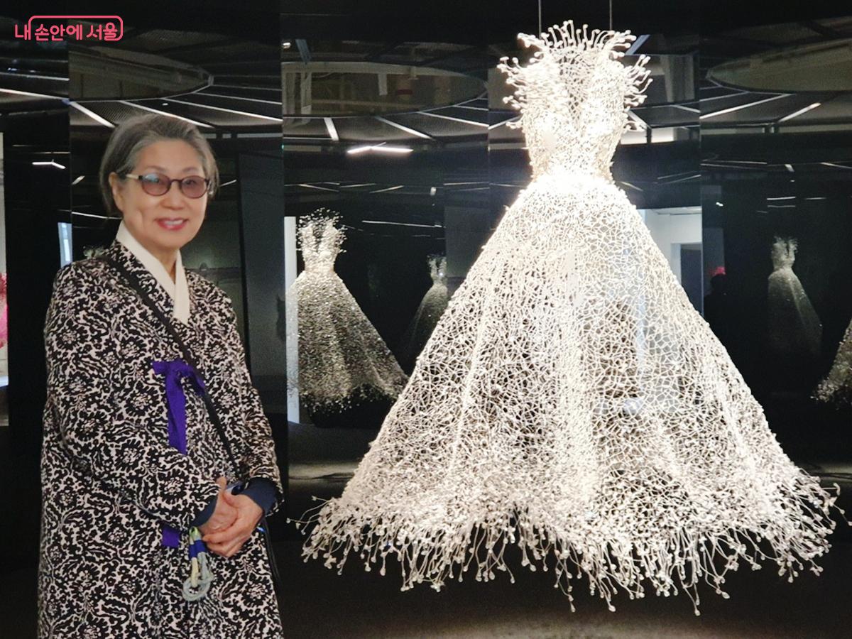 전시장에서 만난 금기숙 작가와 작품 '백매' ©엄윤주