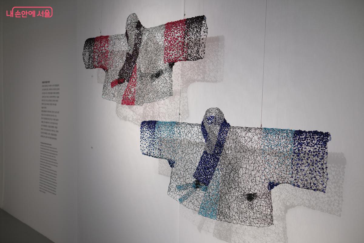 3부 'Enlightening'에서는 한복을 현대적으로 재해석한 작품들을 만날 수 있다. &copy;박우영