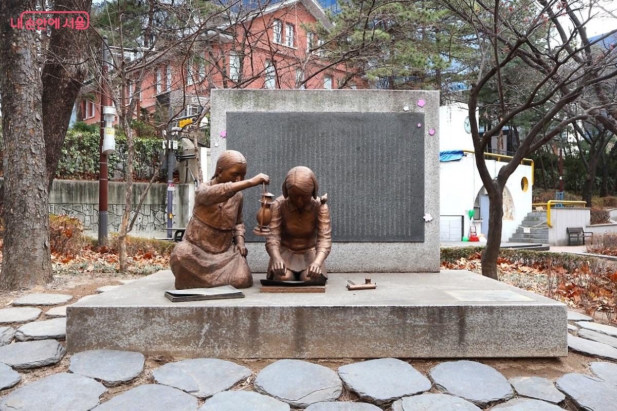 독립선언서를 인쇄하는 소녀들 동상. 서슬 퍼런 감시 속에서도 밤을 지새우며 선언서를 등사하던 어린 여학생들의 용기를 형상화했다. ©김대진