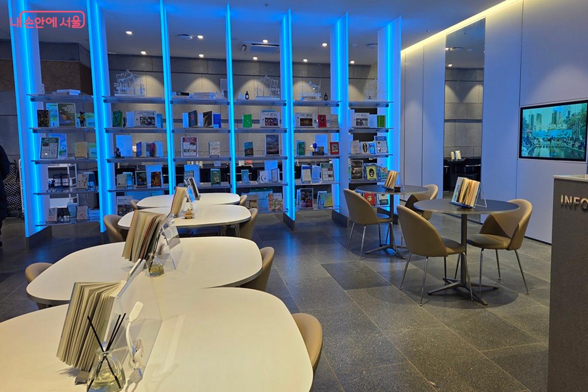 '광화문역' 지하철과 연결된 '광화문 라운지' 내부 ©이상돈