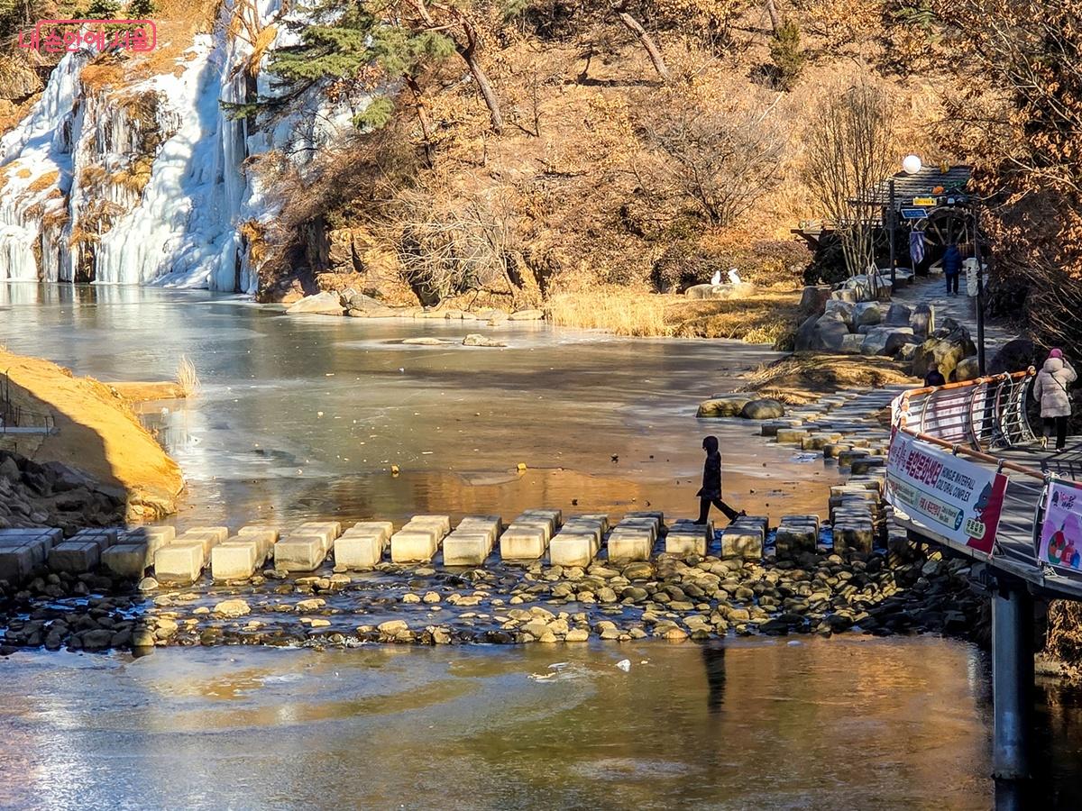 홍제폭포 앞 징검다리를 건너는 관광객 ⓒ양지영