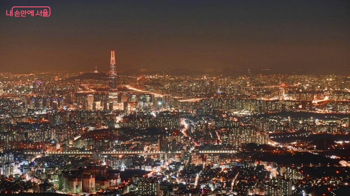 남한산성은 사진작가들의 일몰 및 야경 출사 명당으로 소문난 곳이다. ⓒ최용수