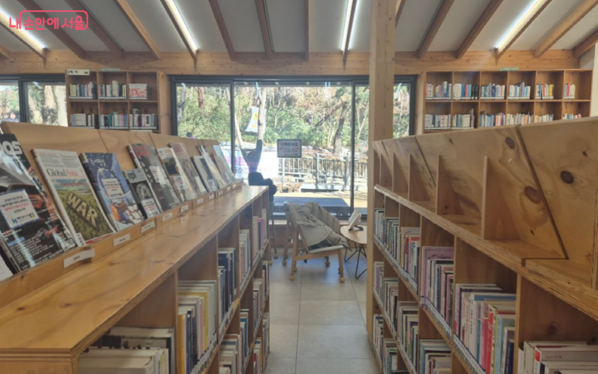 배봉산 숲속도서관 내부에서 통창을 통해 바라본 배봉산 &copy;조현정
