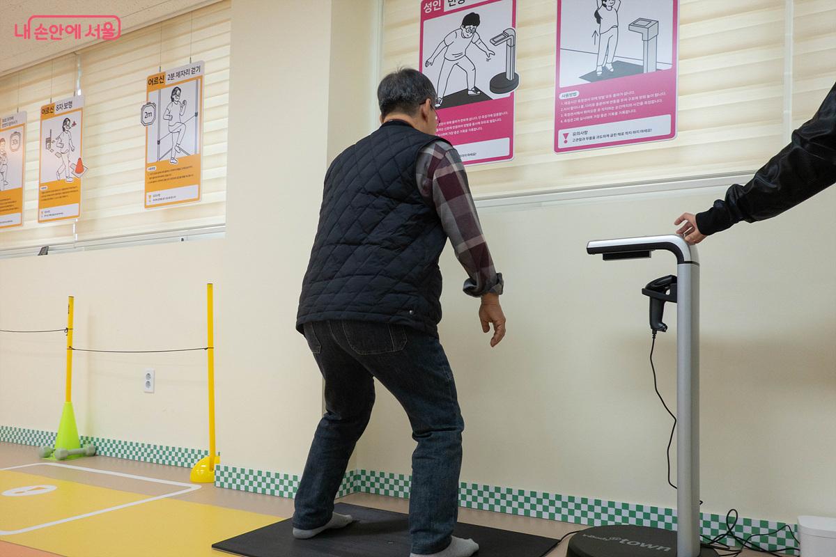 기자가 체험하고 있는 '반응시간 검사'다. 경보음을 듣고 반응하는 시간을 측정한다. &copy;김인수