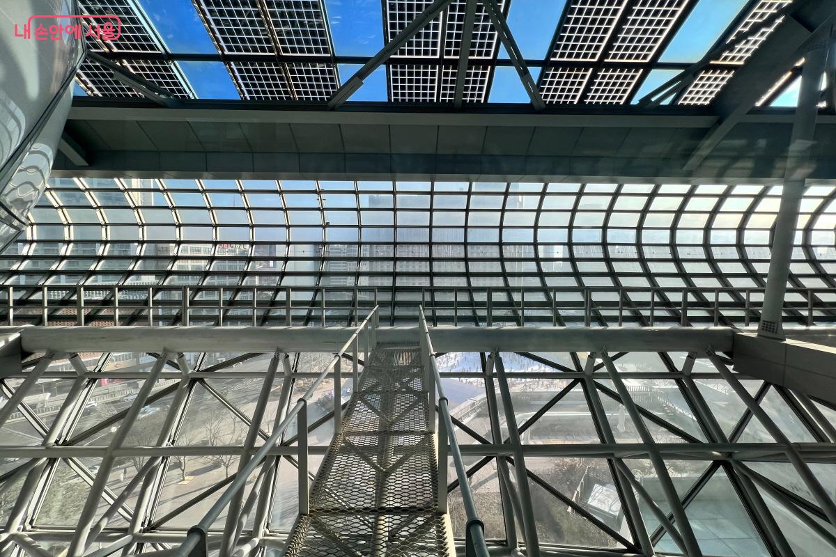 태양열판 등 에너지 재생과 건축 소재 관련한 이야기가 흥미롭다. ⓒ박지영