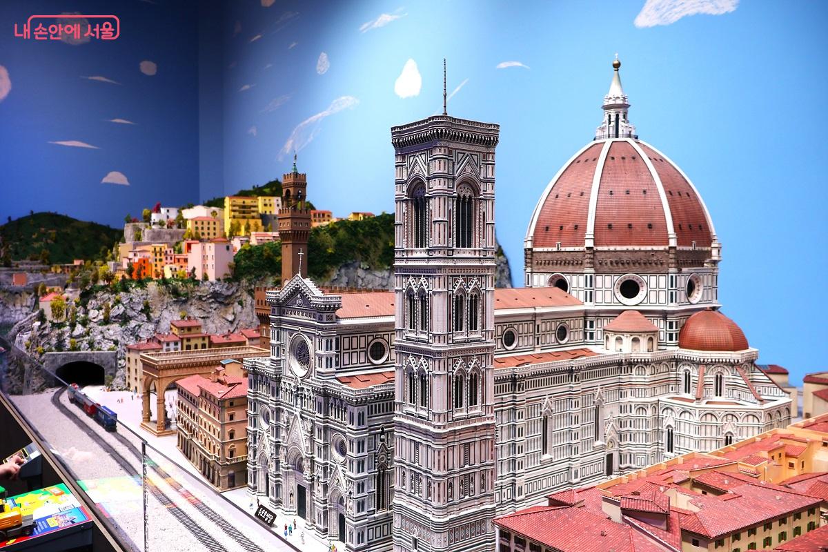피렌체 두오모 성당(산타 마리아 델 피오레 대성당): 700여년 전 1296년 짓기 시작해 오랜시간 걸쳐 완성된 성당으로 피렌체 대표 명소다. &copy;김대진 