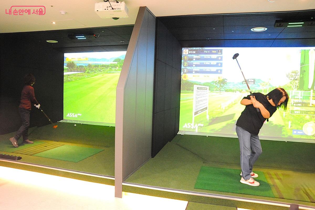 디지털 스포츠존에 2타석 스크린 파크골프장을 설치했다. ©조수봉